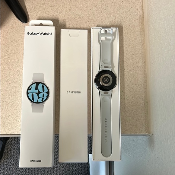 Samsung Galaxy Watch 6 - Silver - Picture 3 of 3